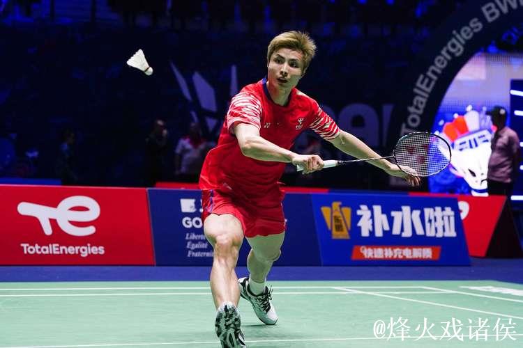 羽联总决赛:石宇奇直落两局击败李诗沣,小组赛首战告捷 羽联总决赛:石宇奇直落两局击败李诗沣,小组赛首战告捷